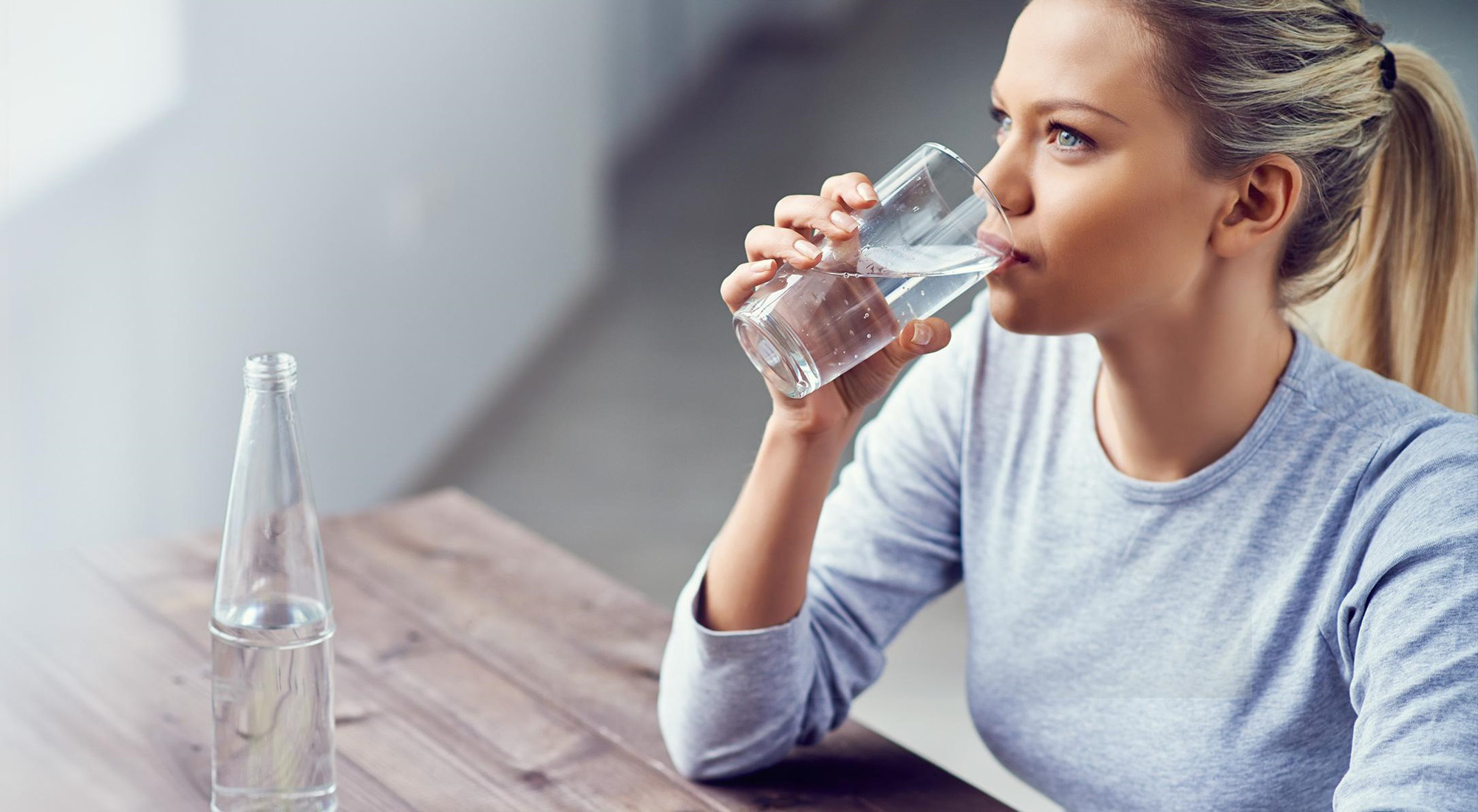 Khi thấy cơ thể xuất hiện 1 trong những dấu hiệu tăng huyết áp thì chúng ta nên uống nước
