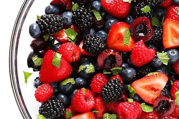 Bổ sung thực phẩm màu xanh và đỏ tươi như nho, dâu và quả mọng giúp kiểm soát lượng đường huyết tốt hơn
