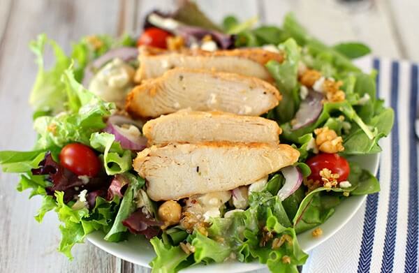 Salad ức gà là thực đơn không thể thiếu cho bữa sáng dinh dưỡng
